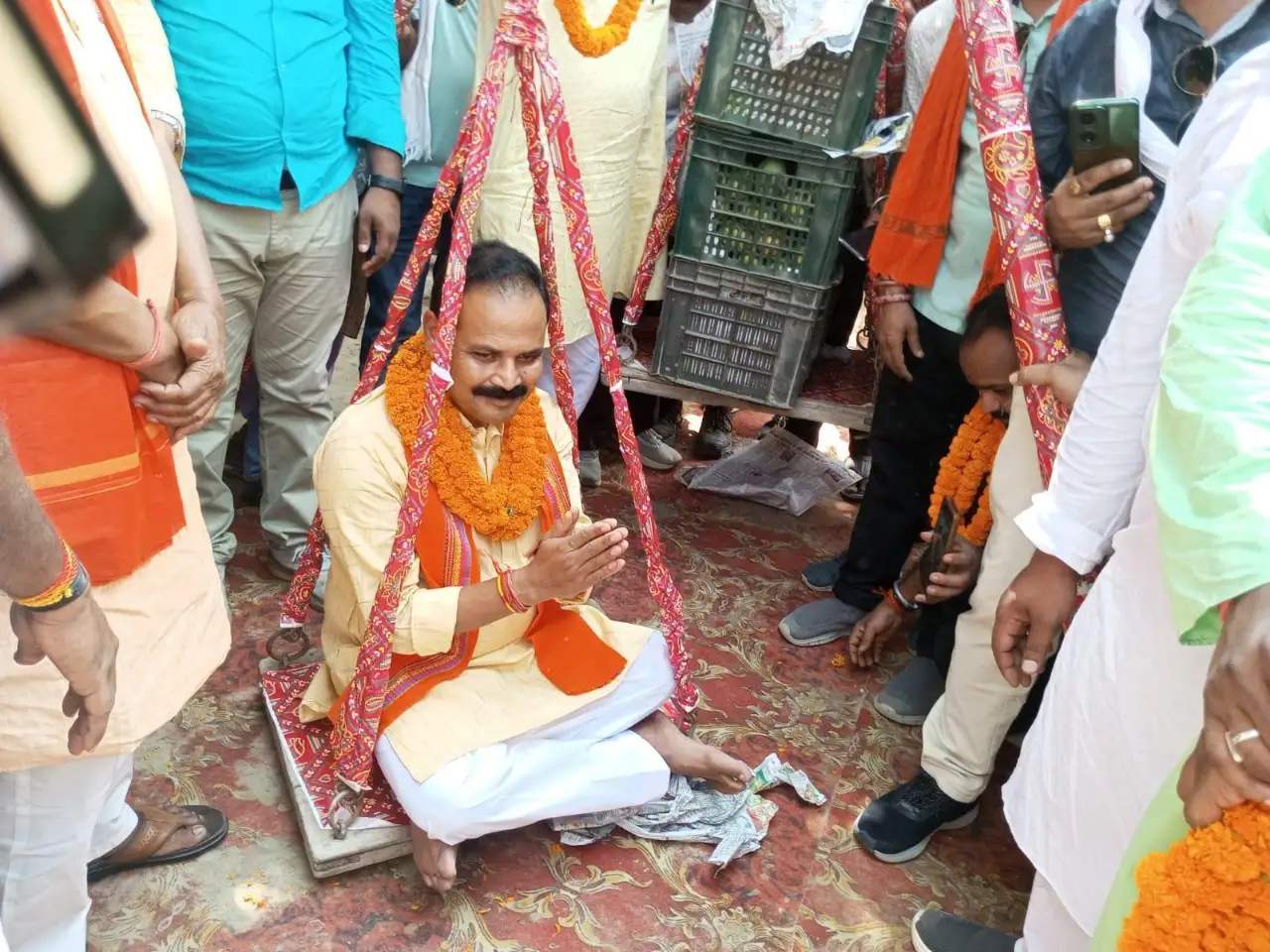 आम से तुलादान कर मंत्री नंदकिशोर राम का भव्य सम्मान, कार्यकर्ताओं ने किया जोरदार स्वागत