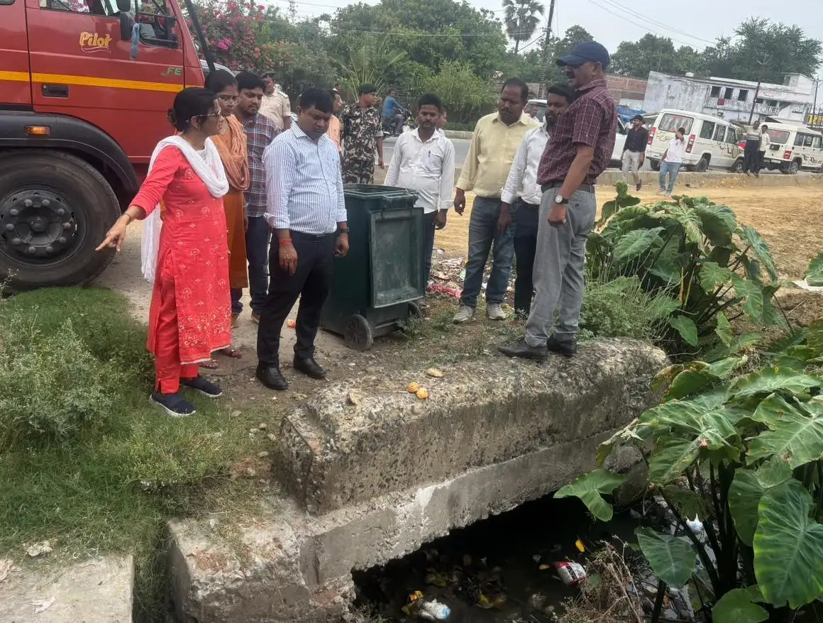 बगहा में नाला अतिक्रमण पर प्रशासन सख्त, एसडीएम ने किया निरीक्षण