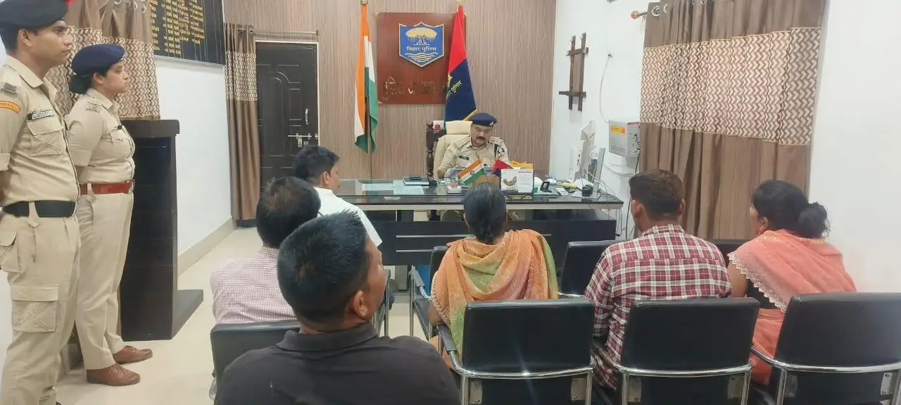 पुलिस अधीक्षक बगहा ने की जन सुनवाई, शिकायतों के त्वरित निष्पादन के दिए निर्देश