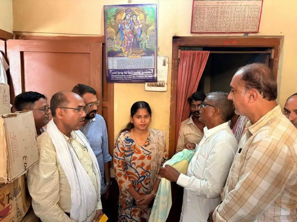 निशा को सम्मानित करते बगहा विधायक राम सिंह