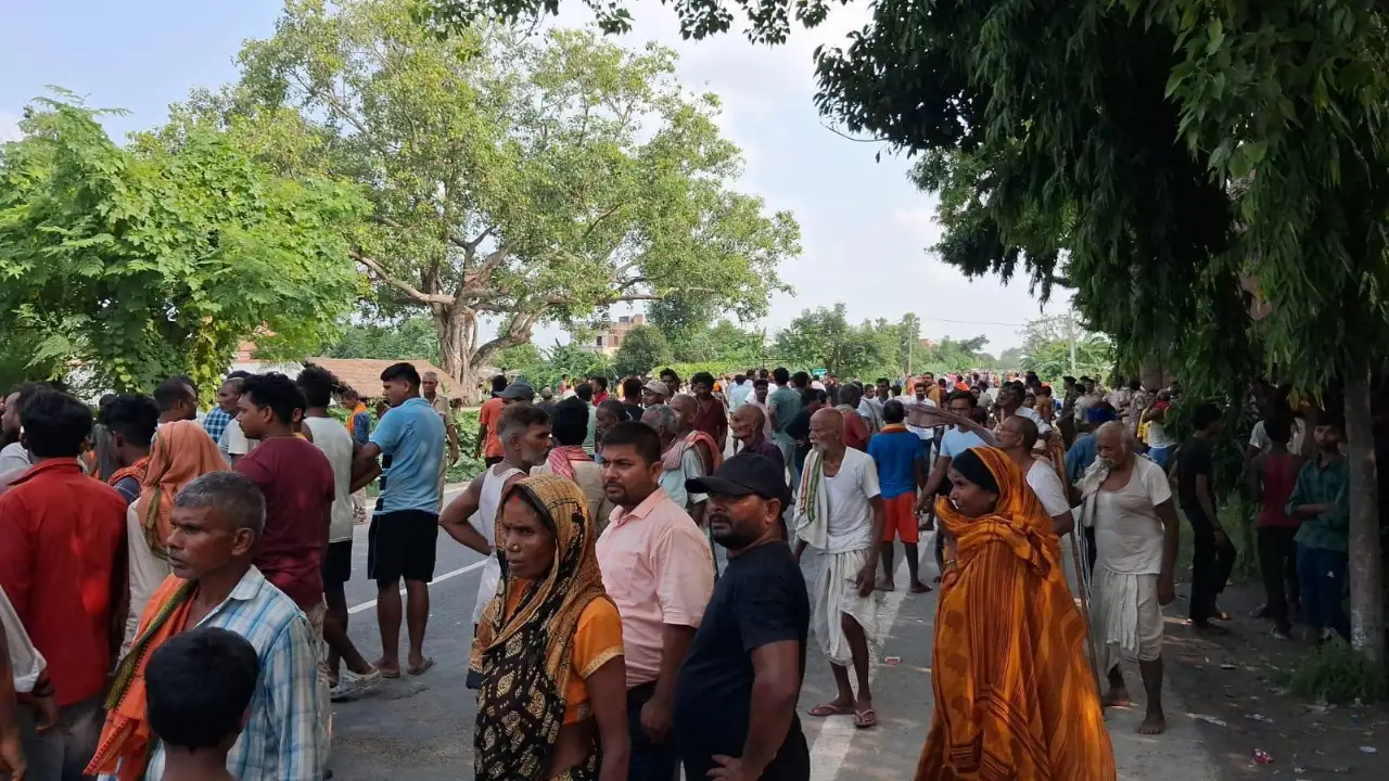 छठियार की खुशियां मातम में बदलीं, बेकाबू बस ने पांच को रौंदा बनकटवा में आर्केस्ट्रा देख रही भीड़ में घुसी शाही बस, पांच की मौत; मुआवजे की मांग पर शव रख दो घंटे एनएच-727 जाम