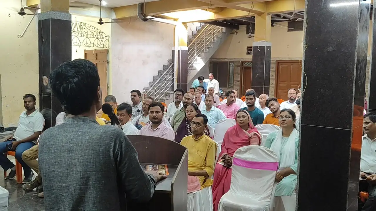 'पेड़ लगाओ, पानी बचाओ, पॉलीथिन हटाओ' का संदेश देते अखिल भारतीय संयोजक गोपाल आर्य