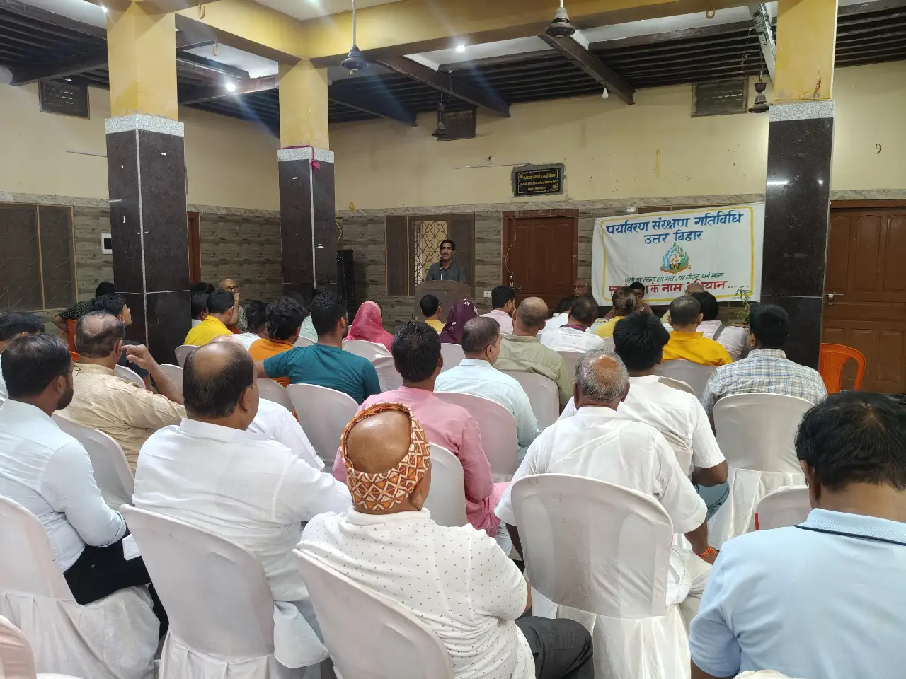 मारवाड़ी अतिथि भवन में आयोजित संगोष्ठी में पर्यावरण बचाने का संदेश देते मुख्य अतिथि गोपाल आर्य