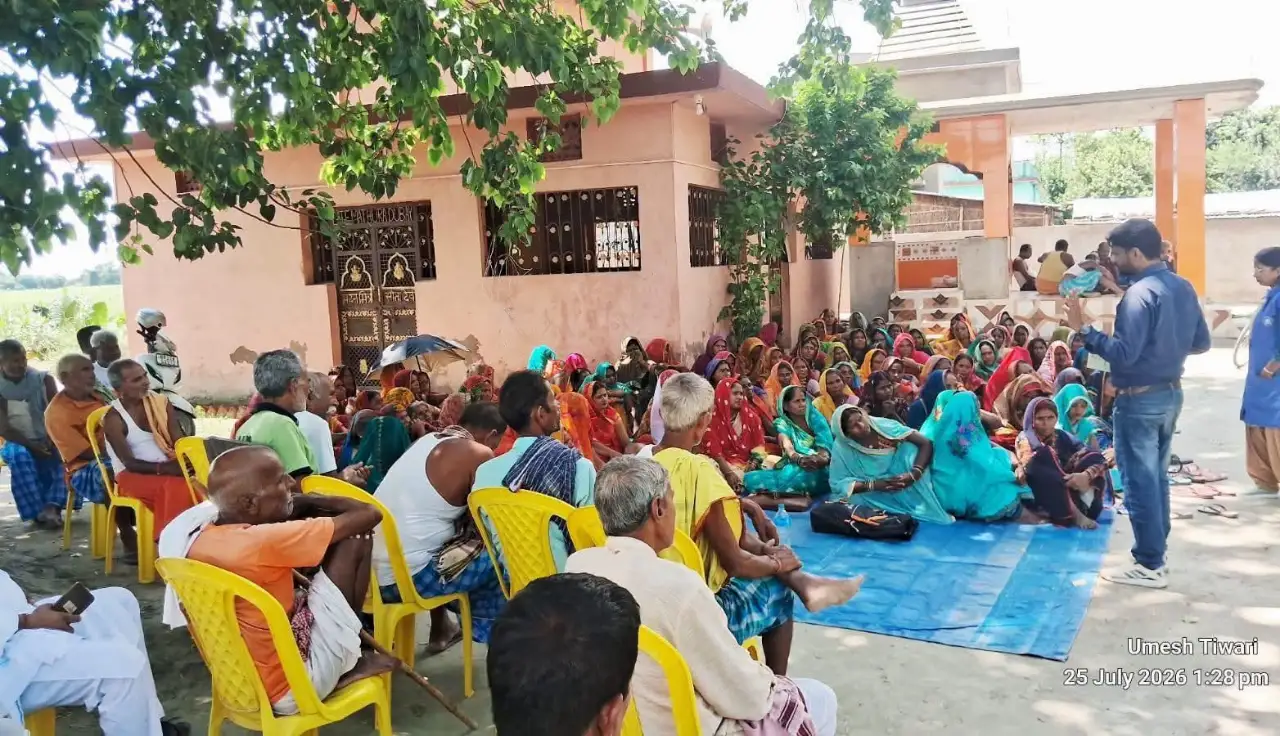 बैठक में उपस्थित ग्रामीण
