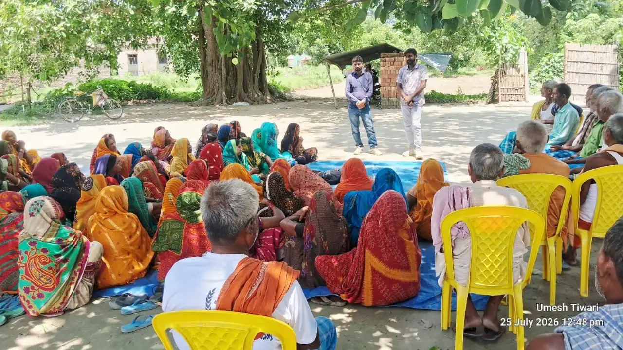 टीकाकरण की जानकारी देते हुए CoP-D कर्मी