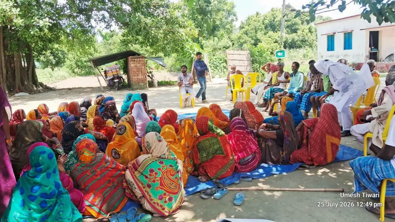 जानकारी लेते हुए ग्रामीण।