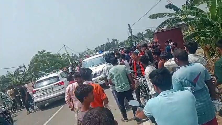 सड़क पर लगी लोगों भीड़