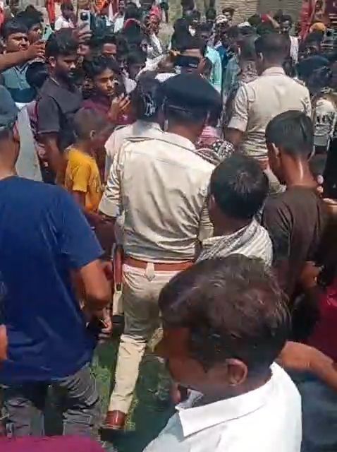 मोबाइल टावर पर चढ़ी युवती देखने के लिए उमड़ी ग्रामीणों की भारी भीड़