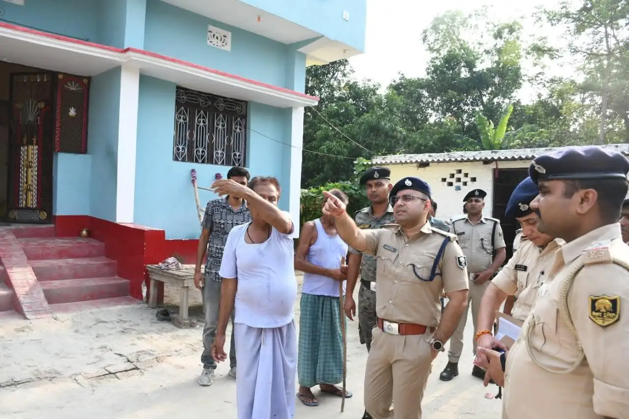 घटनास्थल निरीक्षण के दौरान अधिकारियों से जानकारी लेते एसपी डॉ. शौर्य सुमन।