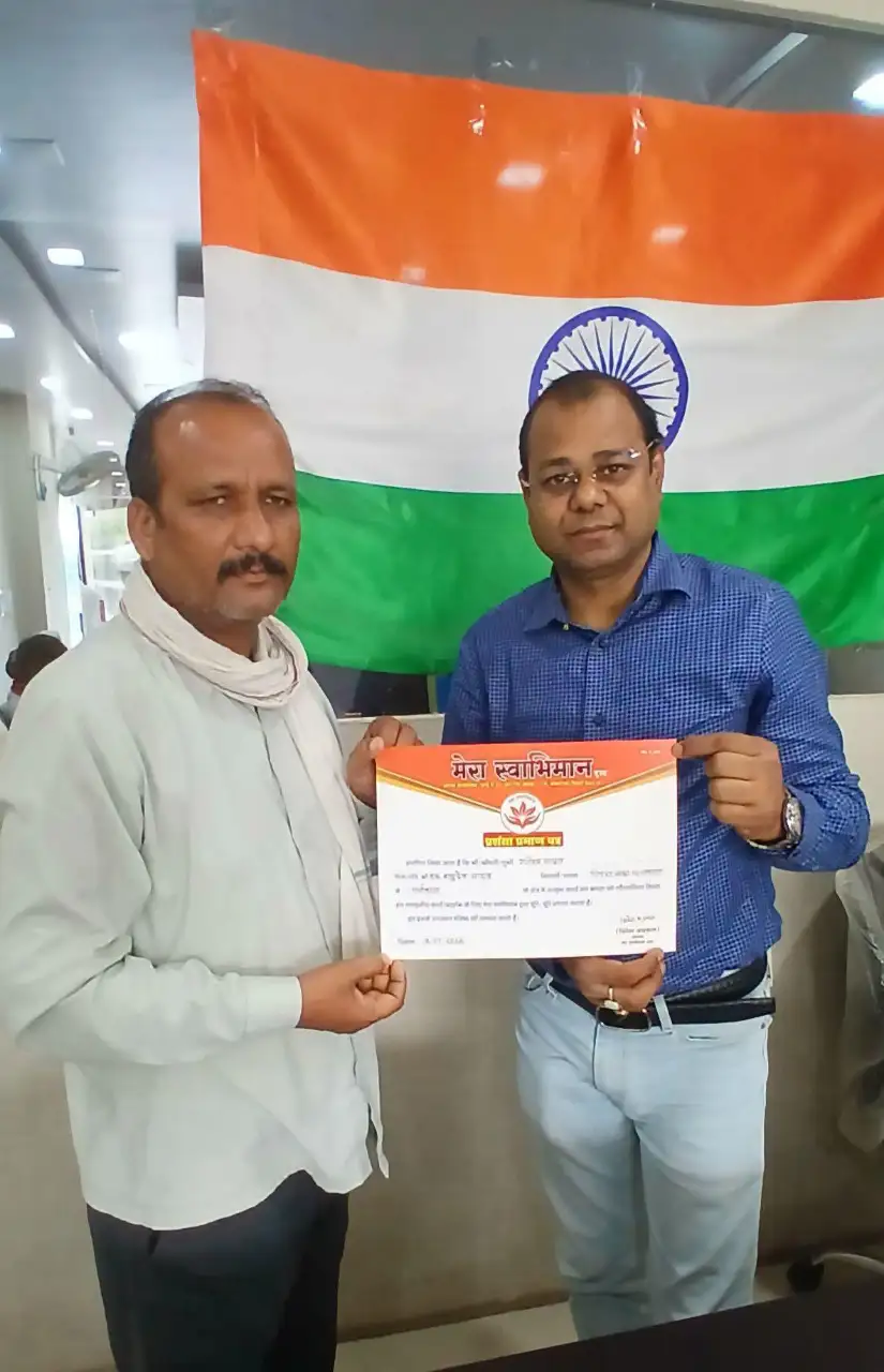 पर्यावरण संरक्षण के प्रति समर्पण के लिए गजेंद्र यादव को प्रशस्ति-पत्र देकर सम्मानित करते दिनेश अग्रवाल