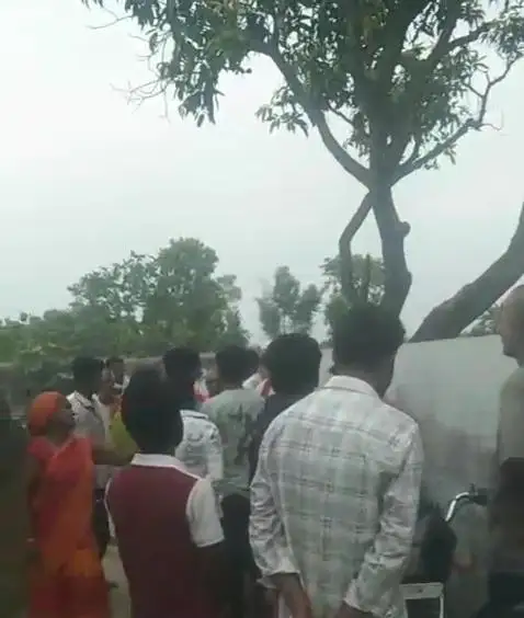 आम तोड़ने पेड़ पर चढ़ा किशोर बना करंट का शिकार, अस्पताल पहुंचते ही डॉक्टरों ने किया मृत घोषित