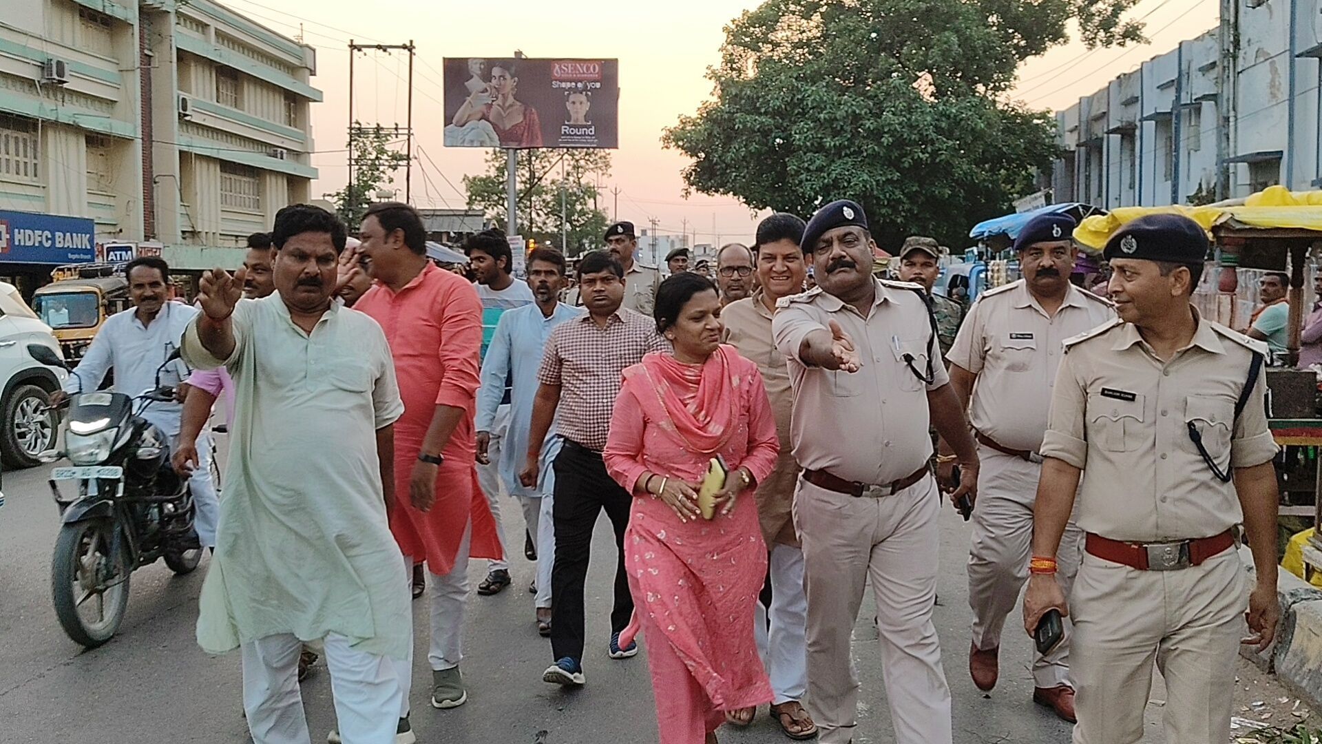 फ्लैग मार्च में पुलिस पदाधिकारी एवं जवान