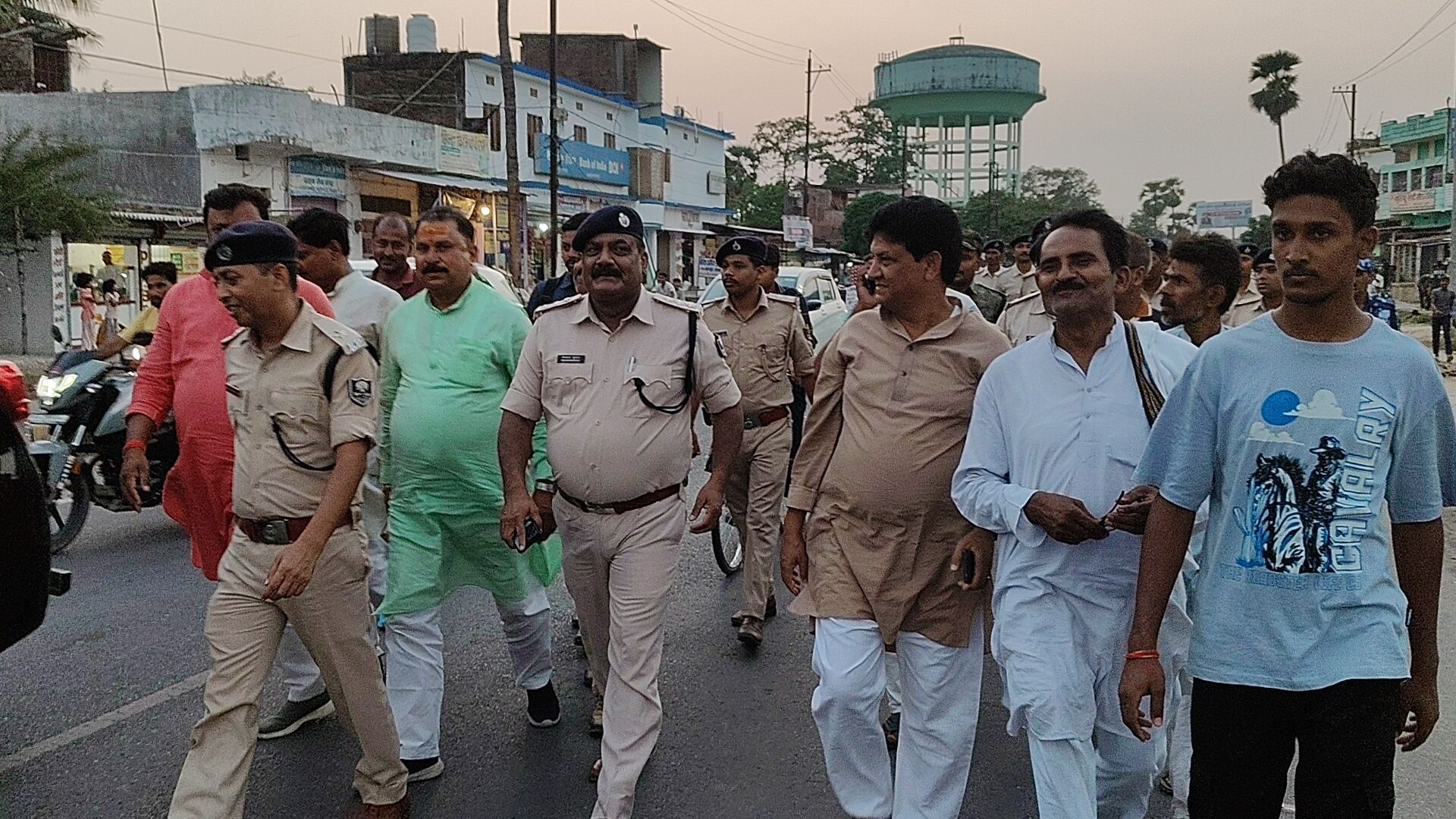 पैदल फ्लैग मार्च निकला एसडीपीओ , नगर थानाध्यक्ष, सभापति प्रतिनिधिआदि हुए शामिल