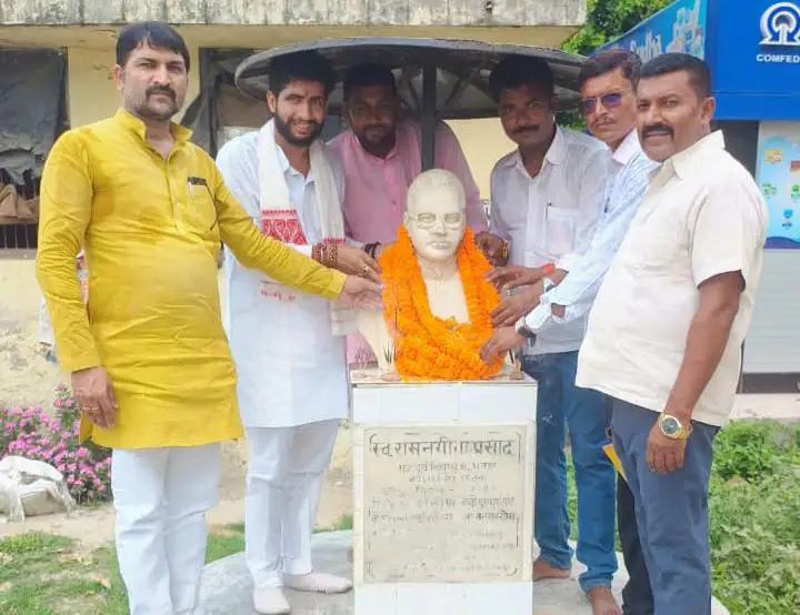 37वीं पुण्यतिथि दहवा  बांसी स्थित उनके प्रतिमा पर फूल माला अर्पित कर  रहे हैं समाजसेवियो,