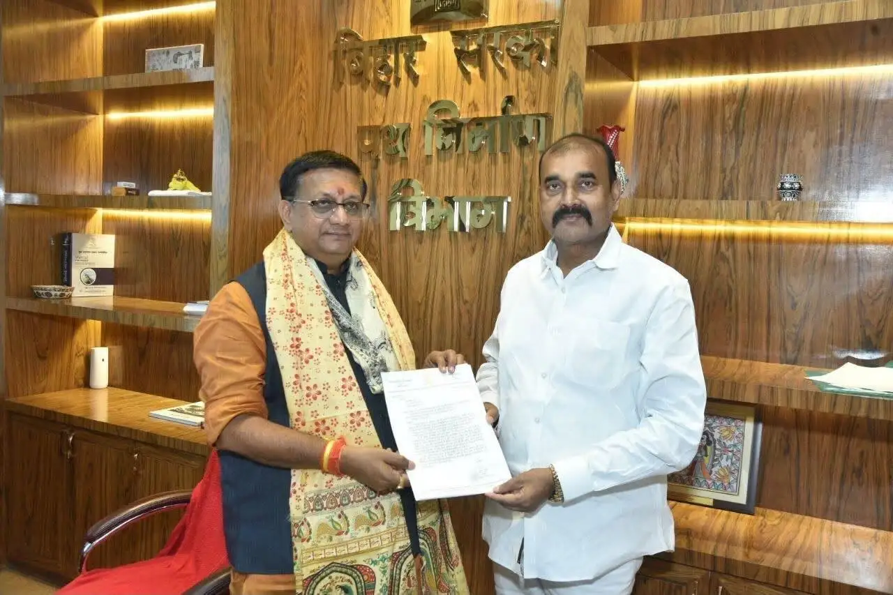 सड़क निर्माण के लिए पथ निर्माण मंत्री को आवेदन देते हुए विधायक सुरेंद्र प्रसाद