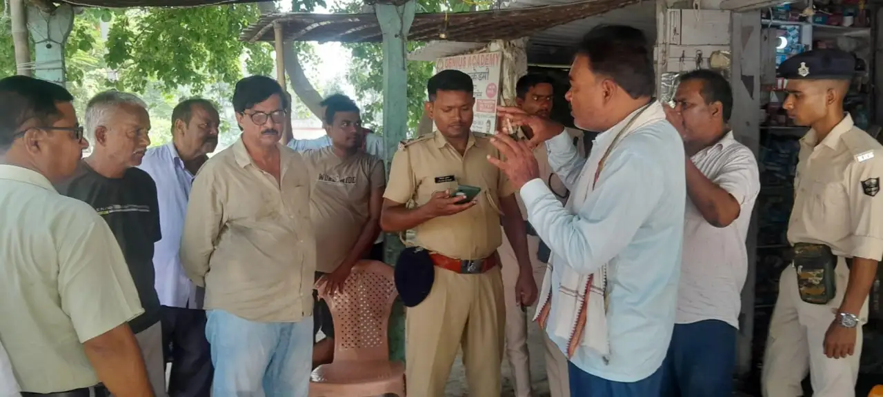 मझौलिया में एक ही रात में तीन दुकानों में हुई चोरी से हलचल हुई तेज।