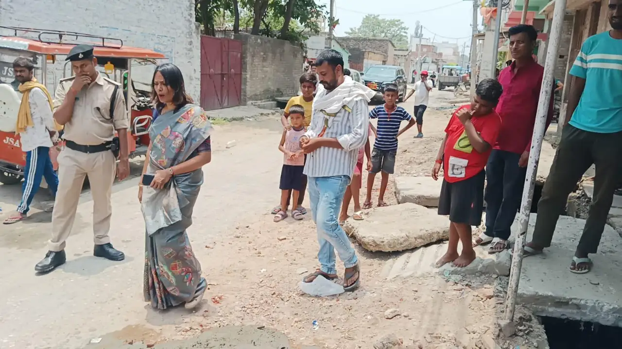नाले का निरीक्षण करते हुए महापौर गरिमा देवी सिकारिया।