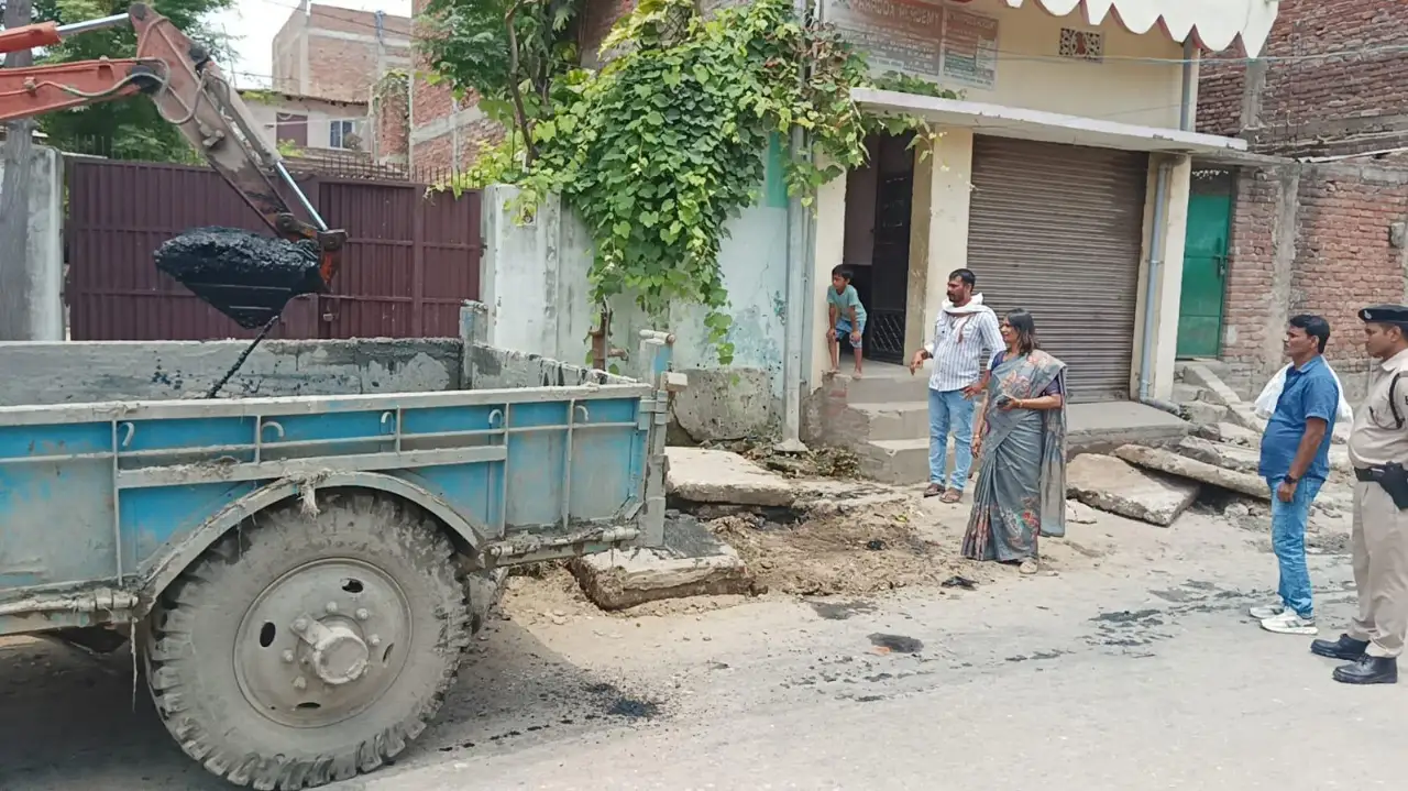 सरकारी नाले का अतिक्रमण कर के स्लैब बना लेने को अपनी मौजूदगी में हटवा कर साफ करवाया नाला,