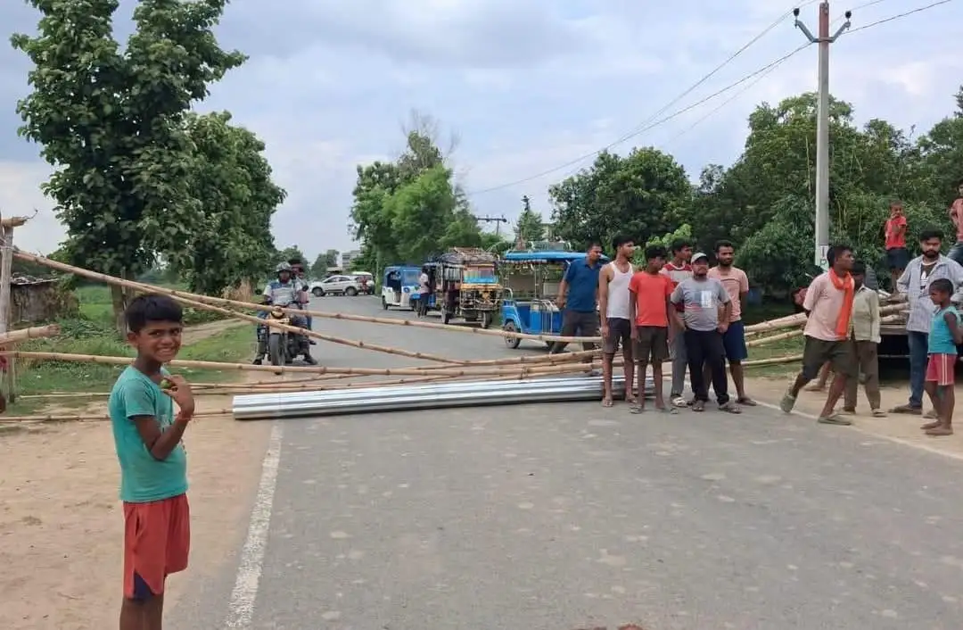 ट्रांसफार्मर नहीं बदलने से गुस्साए लोगों ने किया सड़क जाम