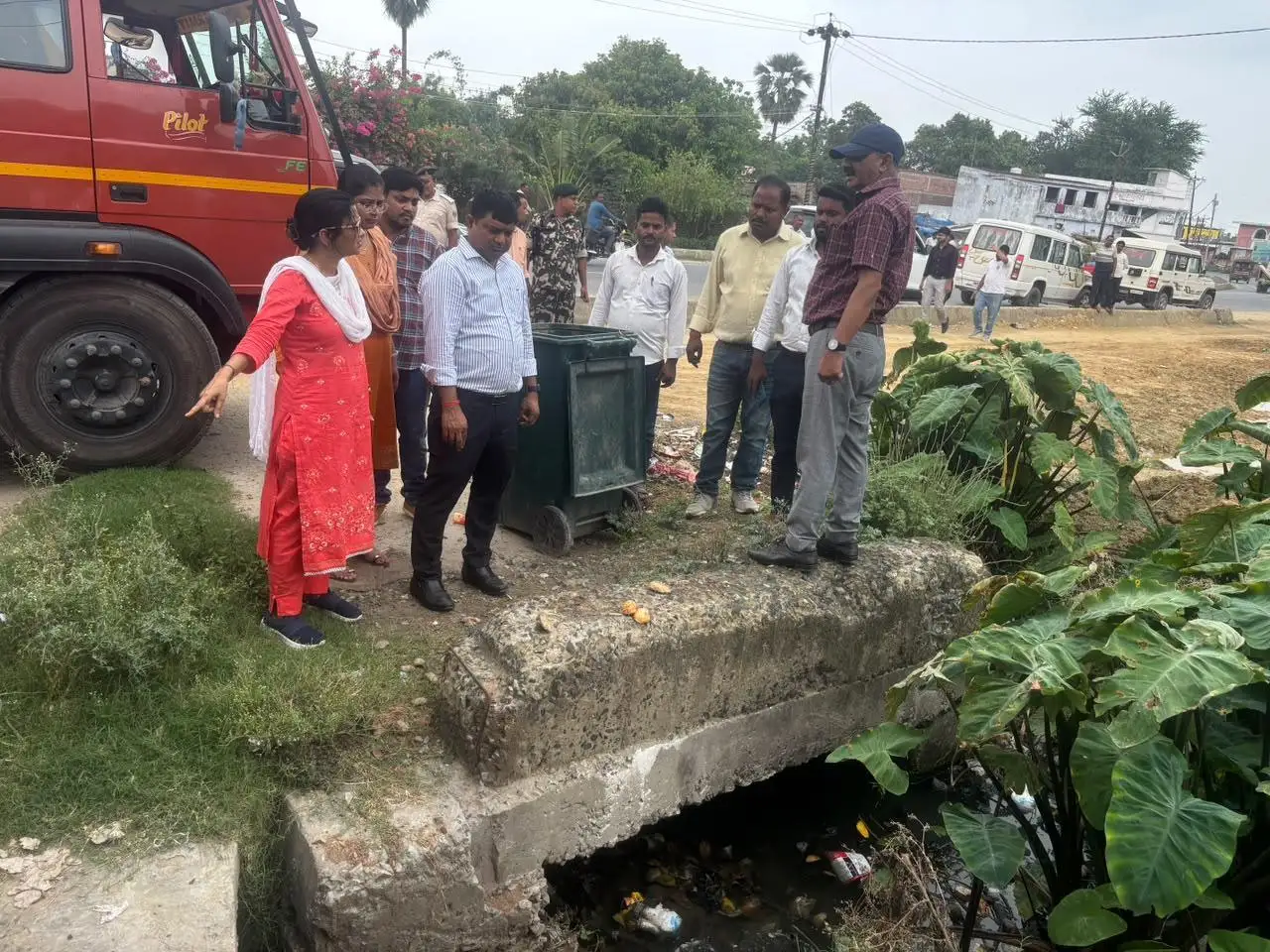 अघिकारियों को निर्देश देती हुई बगहा SDM