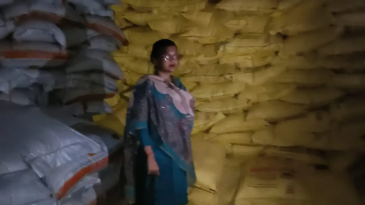 खाद गोदाम में बगहा SDM  जांच करती हुई।
