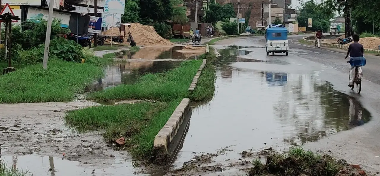 बारिश में फिर डूबा बगहा, जल निकासी व्यवस्था की खुली पोल