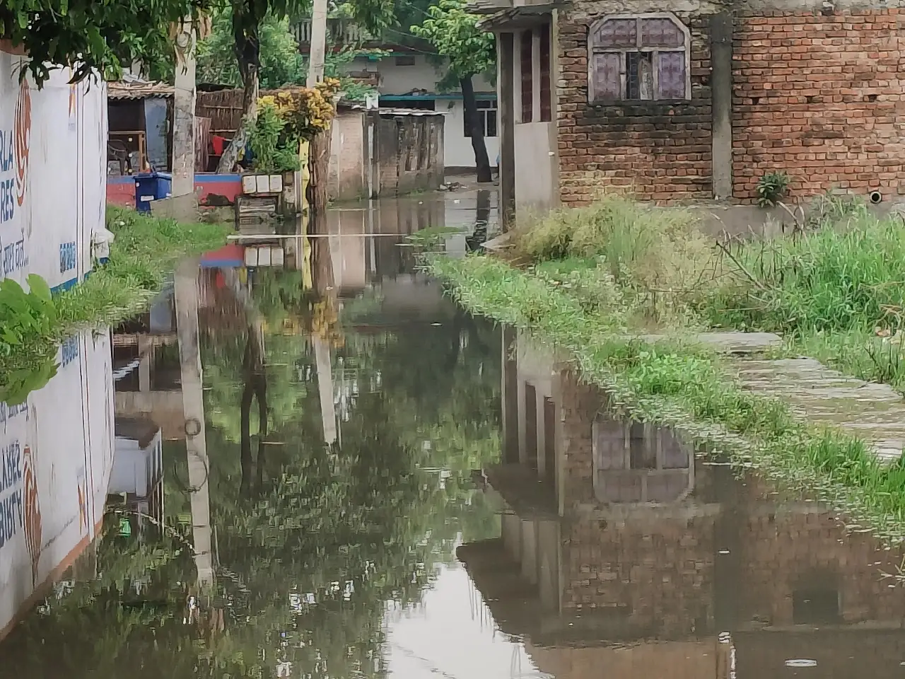 टूटी नालियां और अधूरी निकासी व्यवस्था से बढ़ी लोगों की मुश्किलें