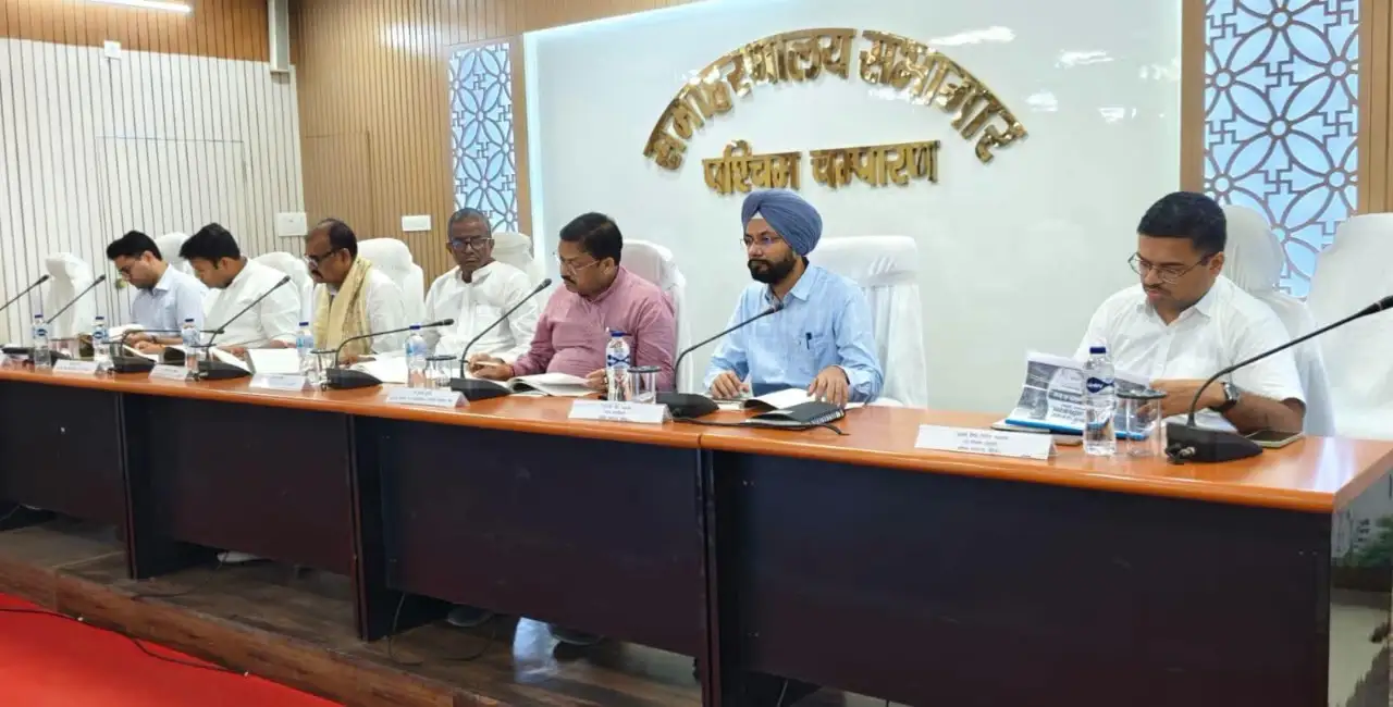 थरूहट के समग्र विकास को लेकर अधिकारियों को आवश्यक दिशा-निर्देश देते डीएम