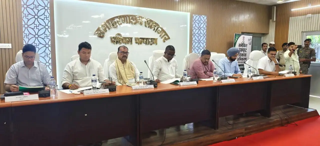 थरूहट विकास योजनाओं की समीक्षा बैठक में अधिकारियों को निर्देश देते डीएम तरनजोत सिंह