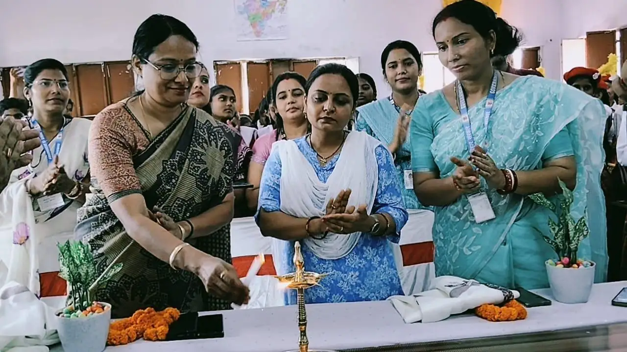 विद्यालय में द्विप प्रज्वलित करती हुई महापौर बेतिया