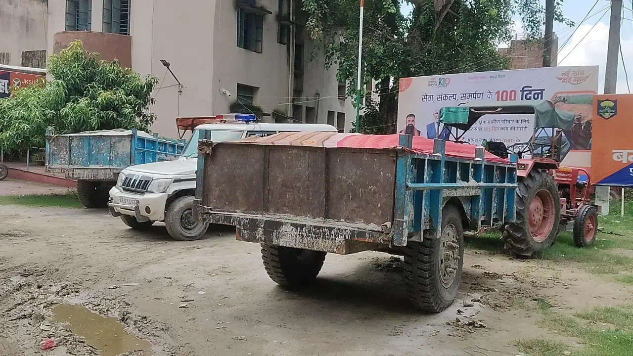 बगहा : प्रतिबंध के बावजूद जारी अवैध बालू खनन, कार्रवाई में दो ट्रैक्टर-ट्रॉली जब्त