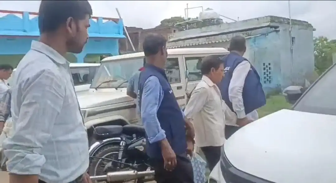 नरकटियागंज में रिश्वत लेते पंचायत सचिव गिरफ्तार, 15 हजार रुपये घूस लेते निगरानी ने दबोचा