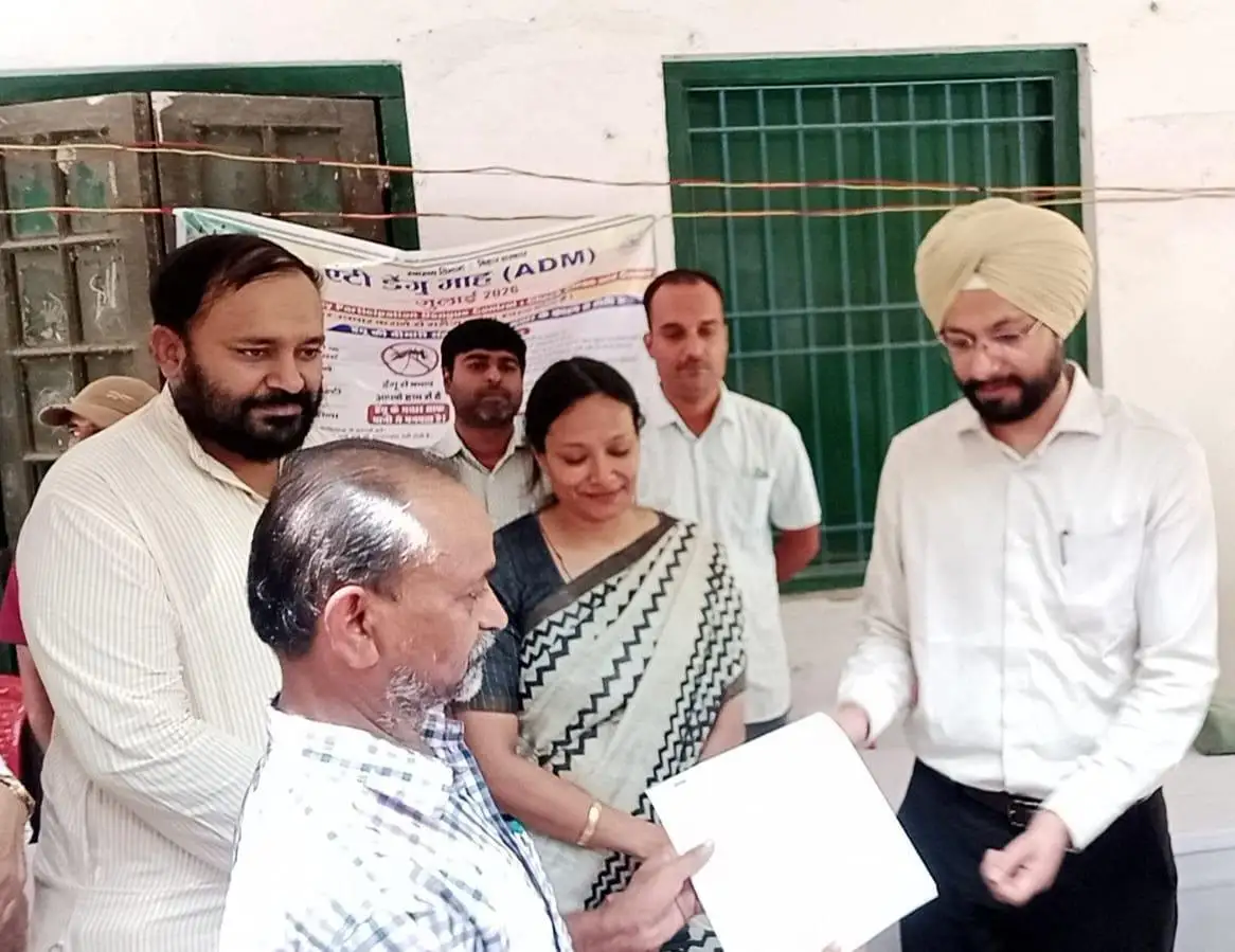 शिविर में पहुंचे डीएम ने दिया कल्याणकारी योजनाओं के लाभुकों के एक एक की समस्या के निदान का आदेश