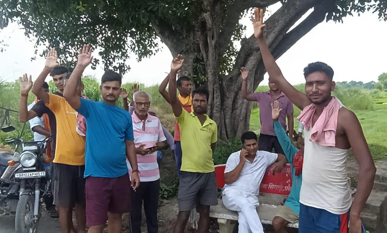 बगहा में यूरिया वितरण को लेकर विवाद, किसानों ने खाद विक्रेता पर अनियमितता का लगाया आरोप