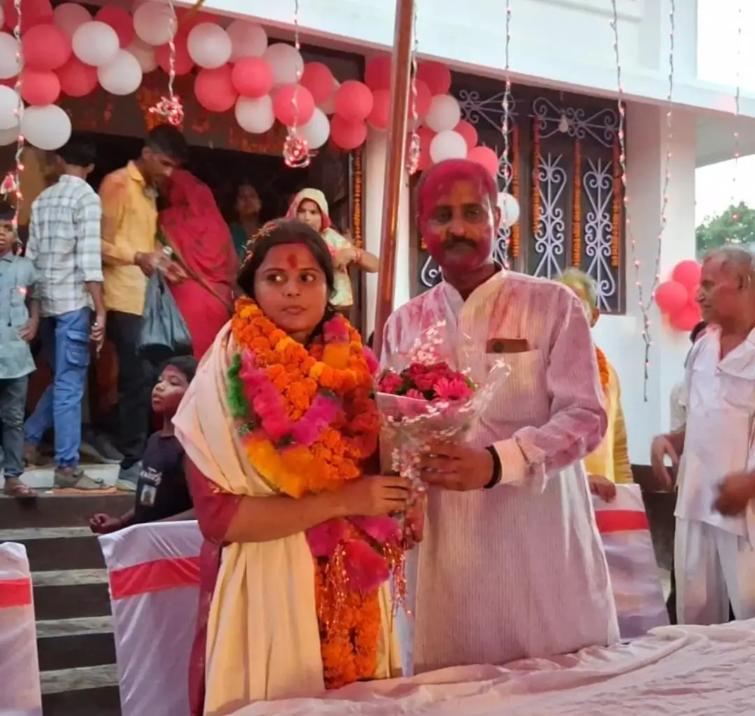 लौरिया में  किसान की बेटी बनीं एसडीएम धूप आरती के साथ किया गया स्वागत, खुशी से झूमे ग्रामीण छुटे पटाखे।