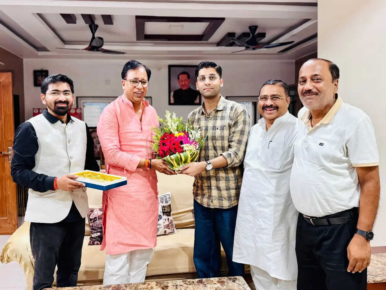 समारोह में भाजपा सांसद ने मार्केटिंग ऑफिसर्स  शुभम कुमार को पुरूस्कृत किया.