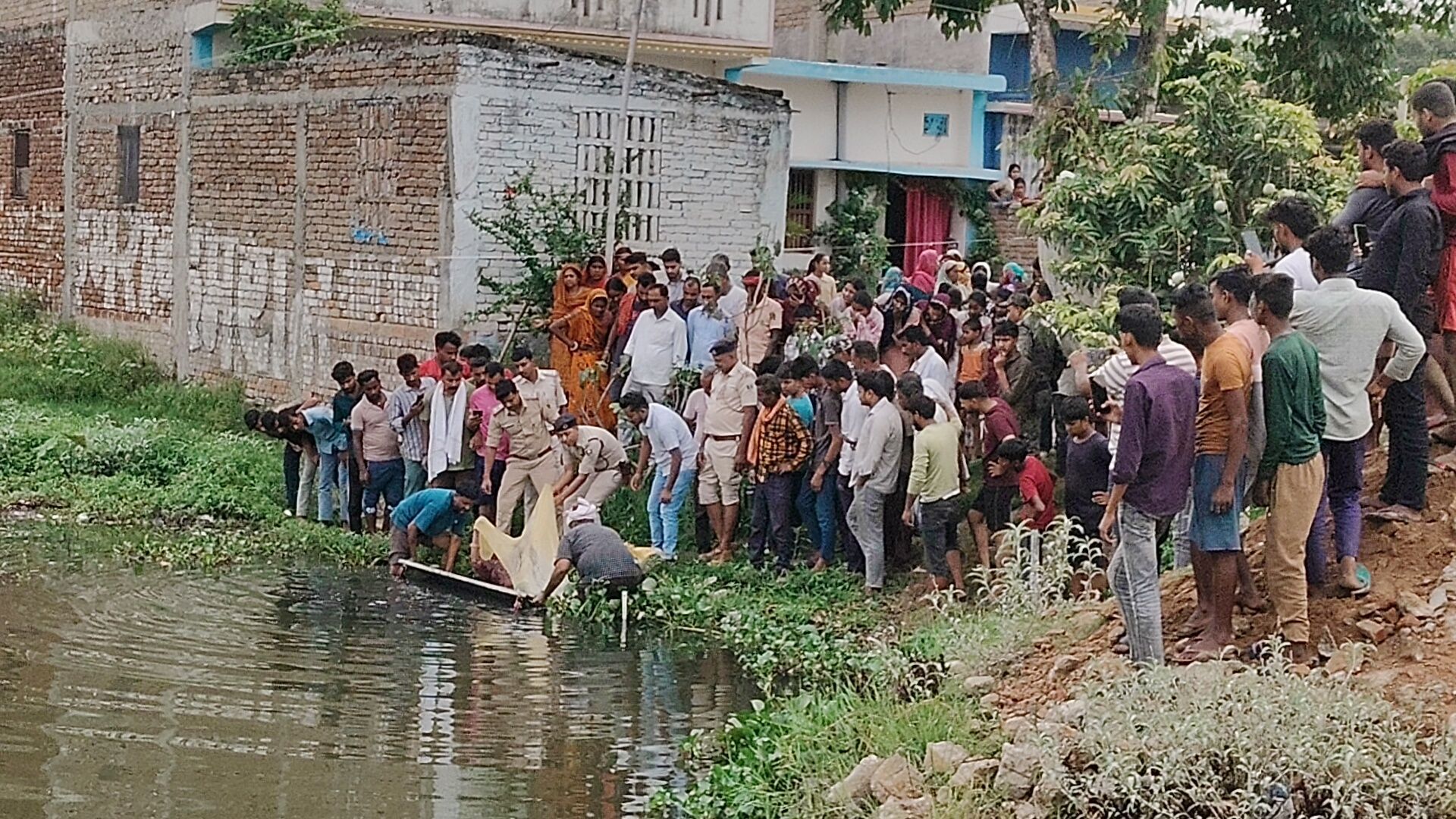 धोबीघाट तालाब में अज्ञात महिला का शव मिलने से सनसनी, पहचान में जुटी पुलिस