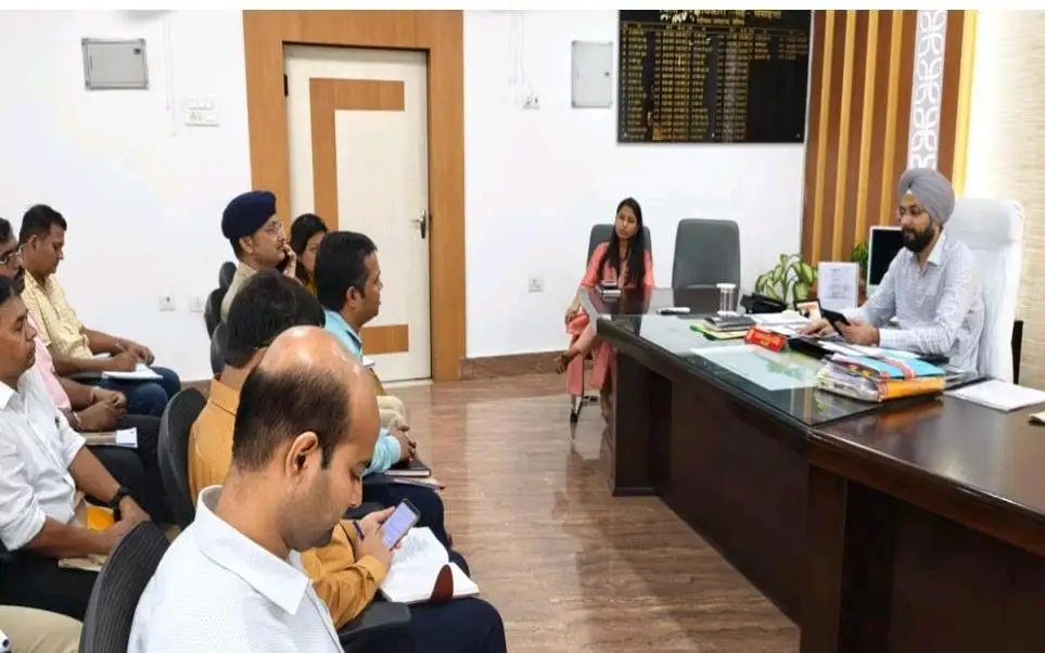 सड़क सुरक्षा को लेकर सख्त हुए बेतिया डीएम, छावनी आरओबी एवं एनएच से अतिक्रमण हटाने का निर्देश