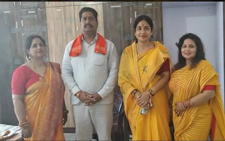 यूपी बिहार सीमा स्थित बांसी धाम चौक पर फ्लड लाइट लगने से हर्ष।