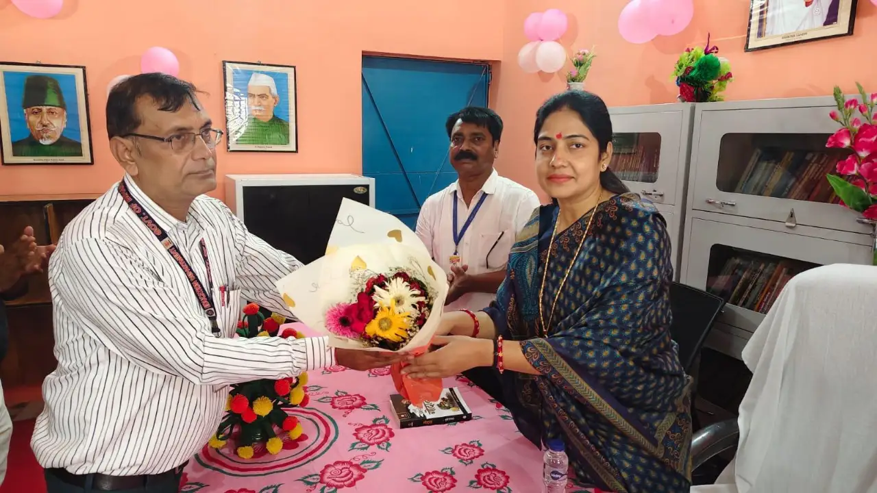 प्रधानाचार्य नागेंद्र मिश्रा जी सम्मानित करते हुए फोटो।