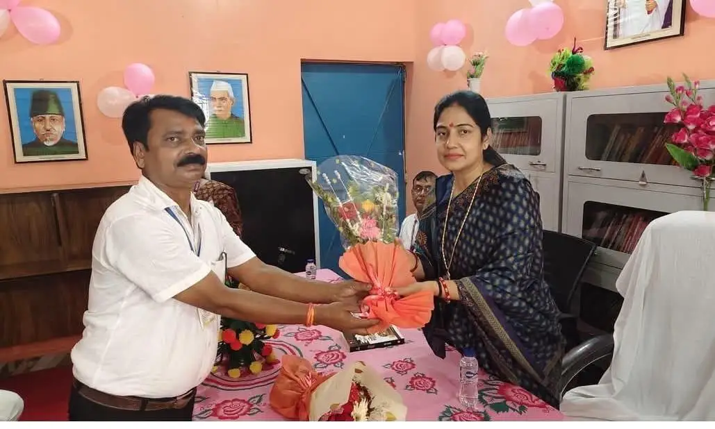 शिक्षक को सम्मानित करते हुए फोटो।