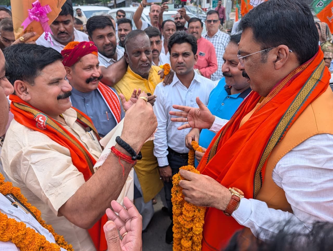 अंगवस्त्र और पुष्पमालाएं पहनाकर  अभिनंदन करते केंद्रीय मंत्री सतीश चंद दुबे