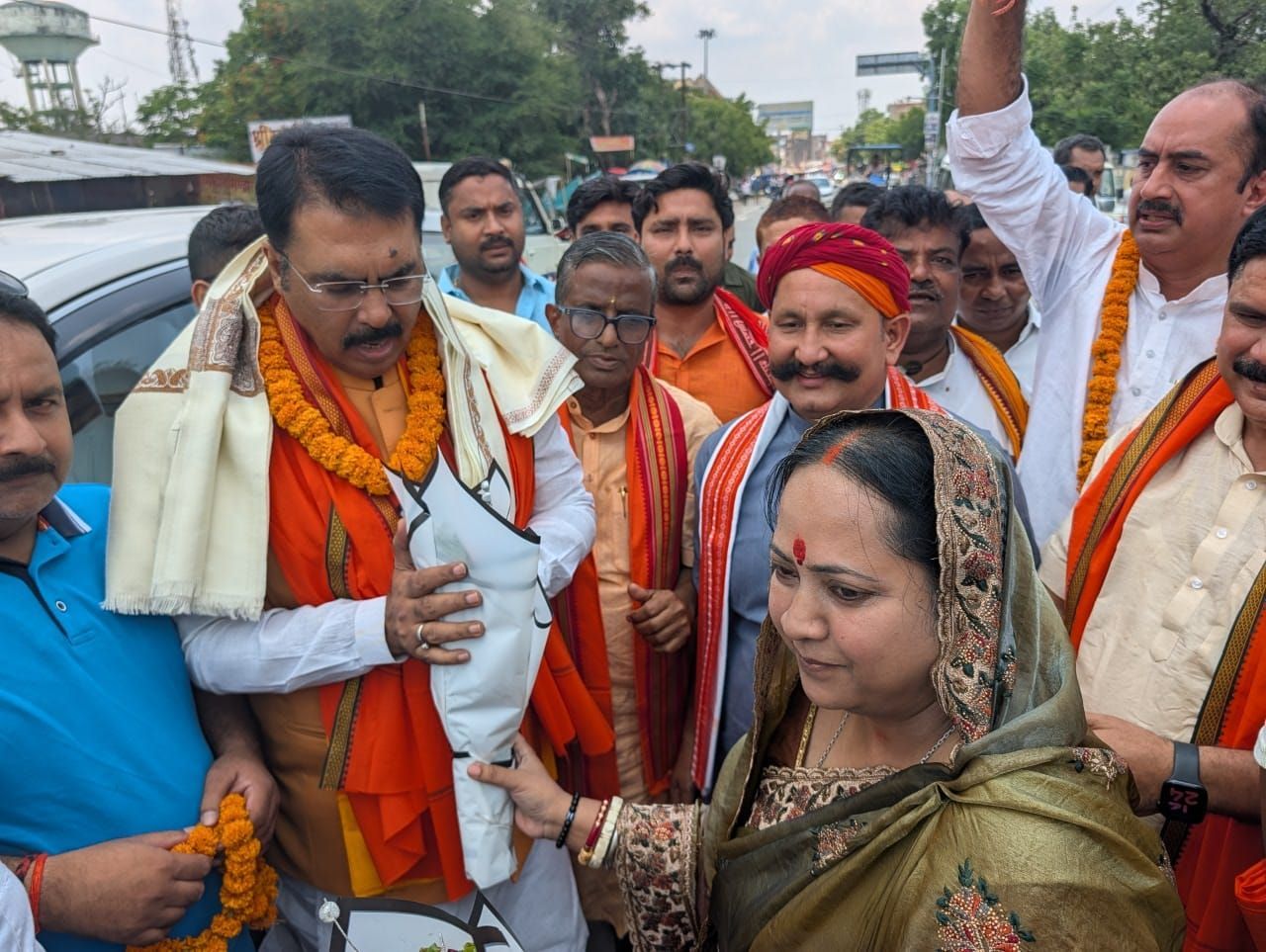 संजय सरावगी को पुष्पगुच्छे  देती सुषमा सिंह