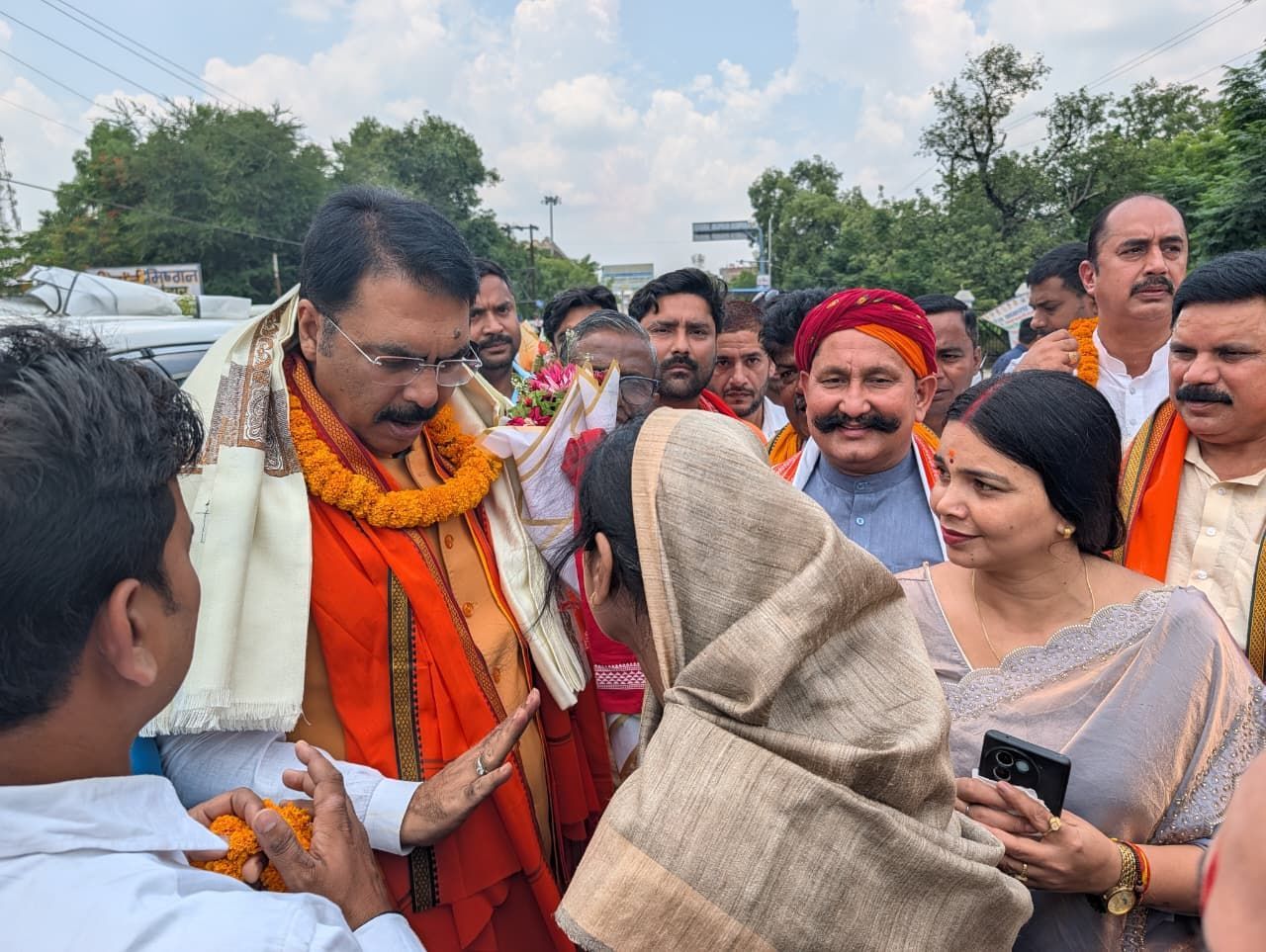 संजय सरावगी से संवाद करती रश्मि रंजन समेत अन्य महिला ककार्यकर्ता