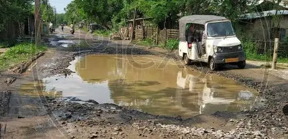 बगहा: जुड़ा पकड़ी गांव की जर्जर सड़क से ग्रामीण परेशान, जताया आक्रोश