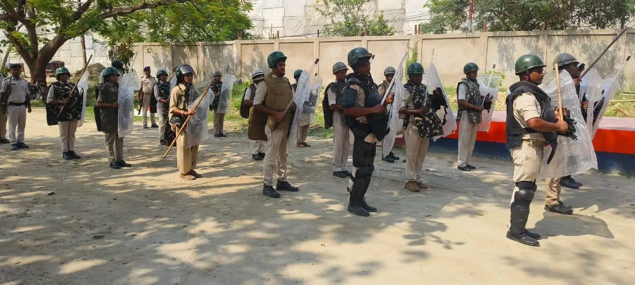आगामी मुहर्रम पर्व की तैयारियों का जायजा लेते हुए पुलिस अधिकारियों को निर्देश देते एसपी