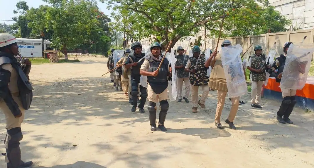 सुरक्षा व्यवस्था को और मजबूत बनाने के निर्देश देते पुलिस अधीक्षक राजेश कुमार