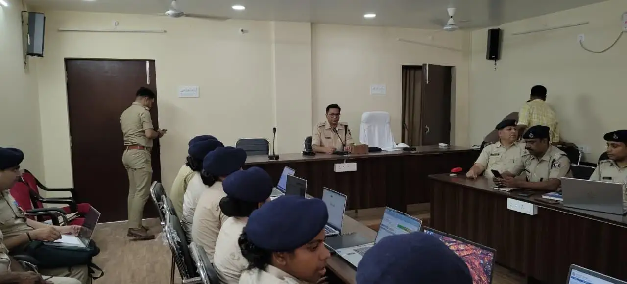 "डिजिटल पुलिसिंग को गति देने के लिए अधिकारियों को नई तकनीकी व्यवस्थाओं की जानकारी देते एसपी रामानंद कौशल