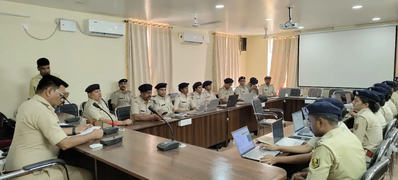 बगहा पुलिस की डिजिटल पुलिसिंग की ओर बड़ी पहल, एसपी रामानंद कौशल ने अधिकारियों को दिया तकनीकी प्रशिक्षण