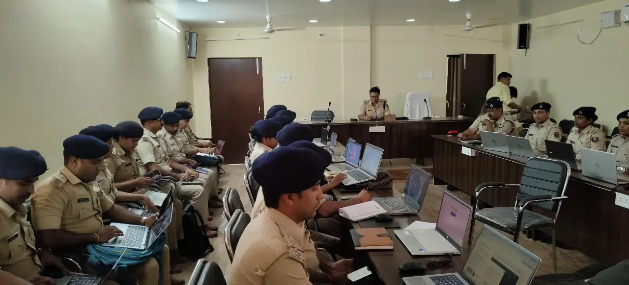 डिजिटल पुलिसिंग को मजबूत बनाने के लिए अधिकारियों को प्रशिक्षण देते एसपी रामानंद कौशल